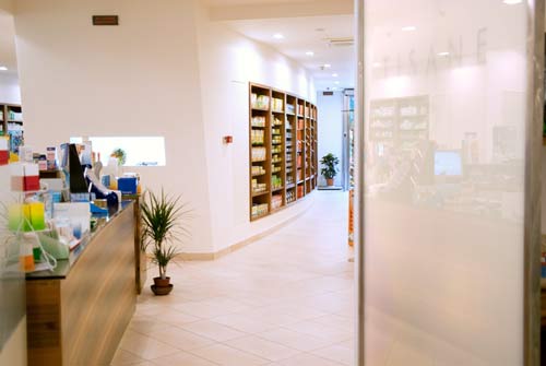 PROGETTI, PRODUZIONE E FORNITURA ARREDI PER FARMACIE - IB STUDIO arredamenti FARMACIE - ARREDI E FORNITURE PARA FARMACIE - DOTAZIONI PER FARMACIA - ITALIAN DESIGN Arredo Farmacia San Grimoaldo